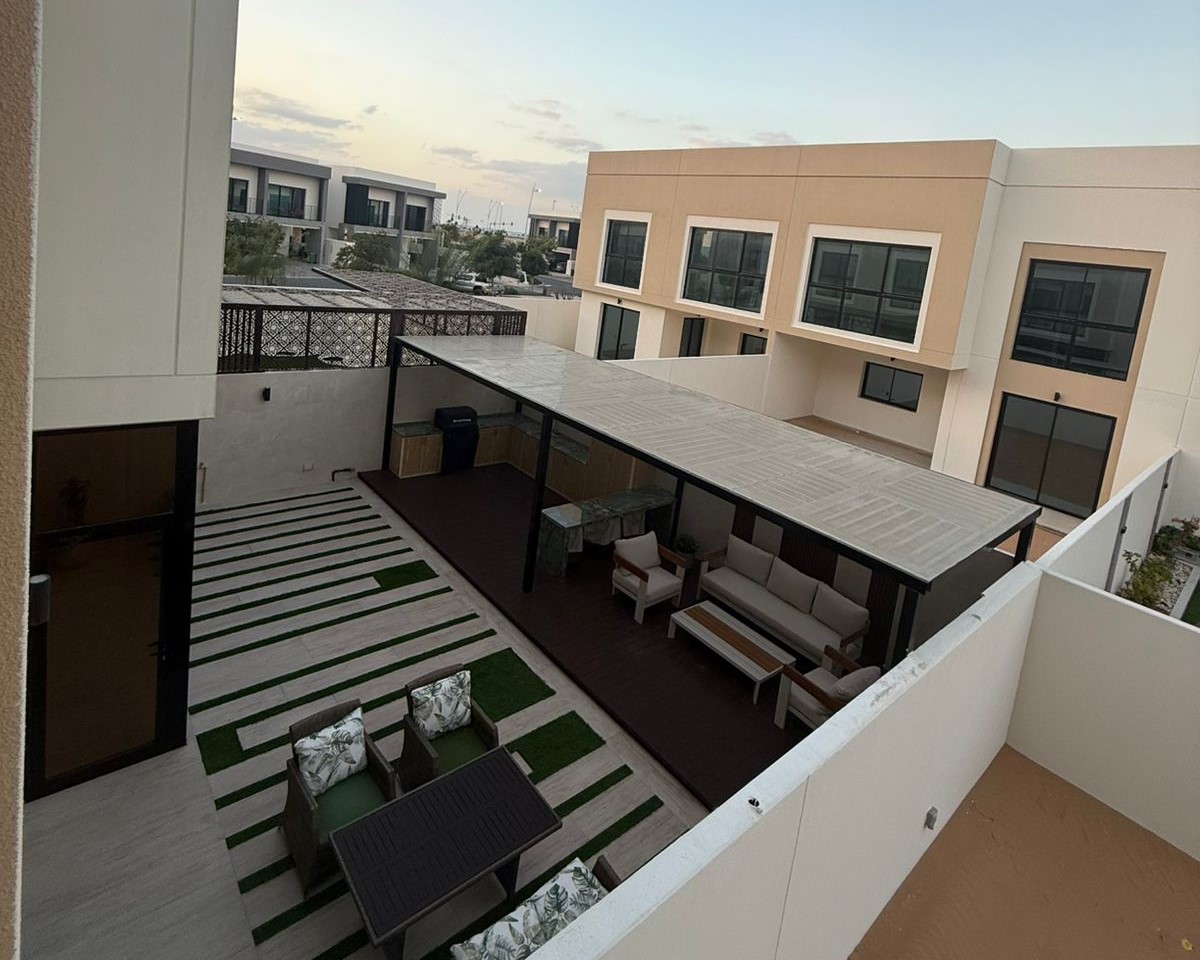 Landscaped community park at The Magnolias Yas Acres Abu Dhabi with walking trails, leisure areas, and family-friendly outdoor spaces.